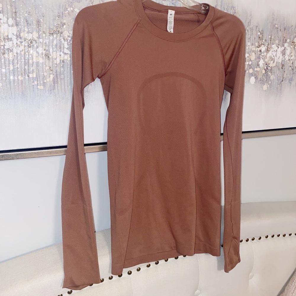 Taupe coloured Lululemon swiftly long sleeve, size 4. Great condition!